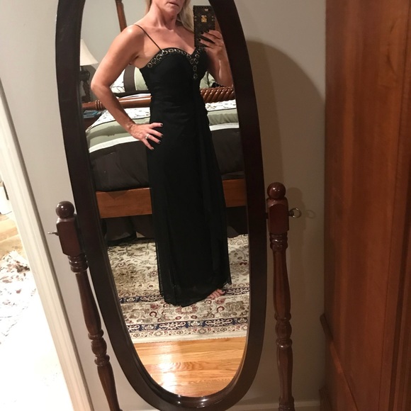 REDUCED l💥Gorgeous black dress w/ gold detailing - Picture 4 of 5